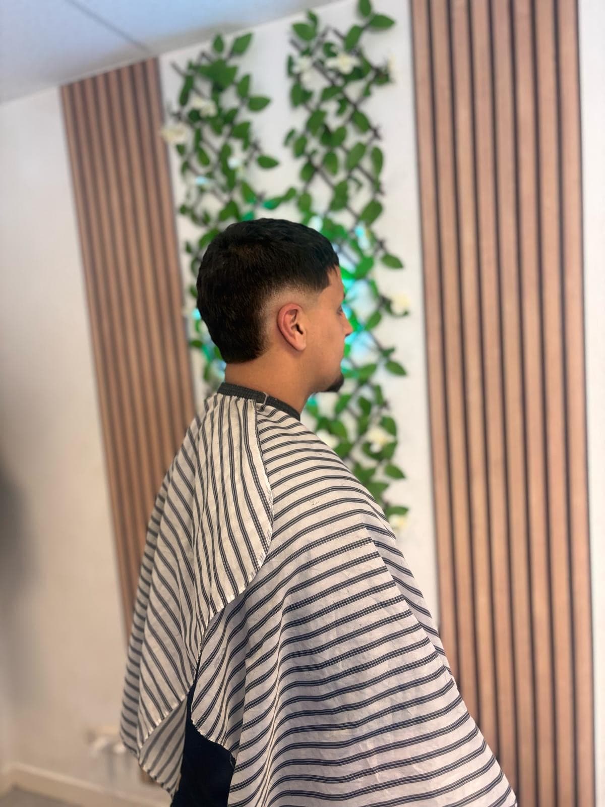 Coupe dégradée, vue de profil