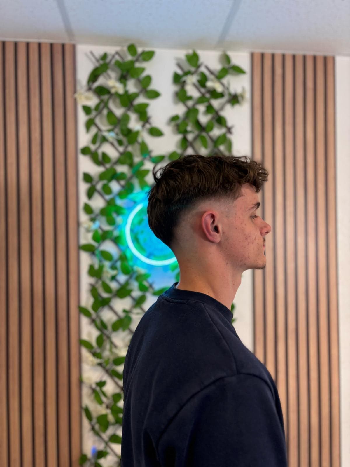 Taper fade avec dessus bouclé, vue de profil